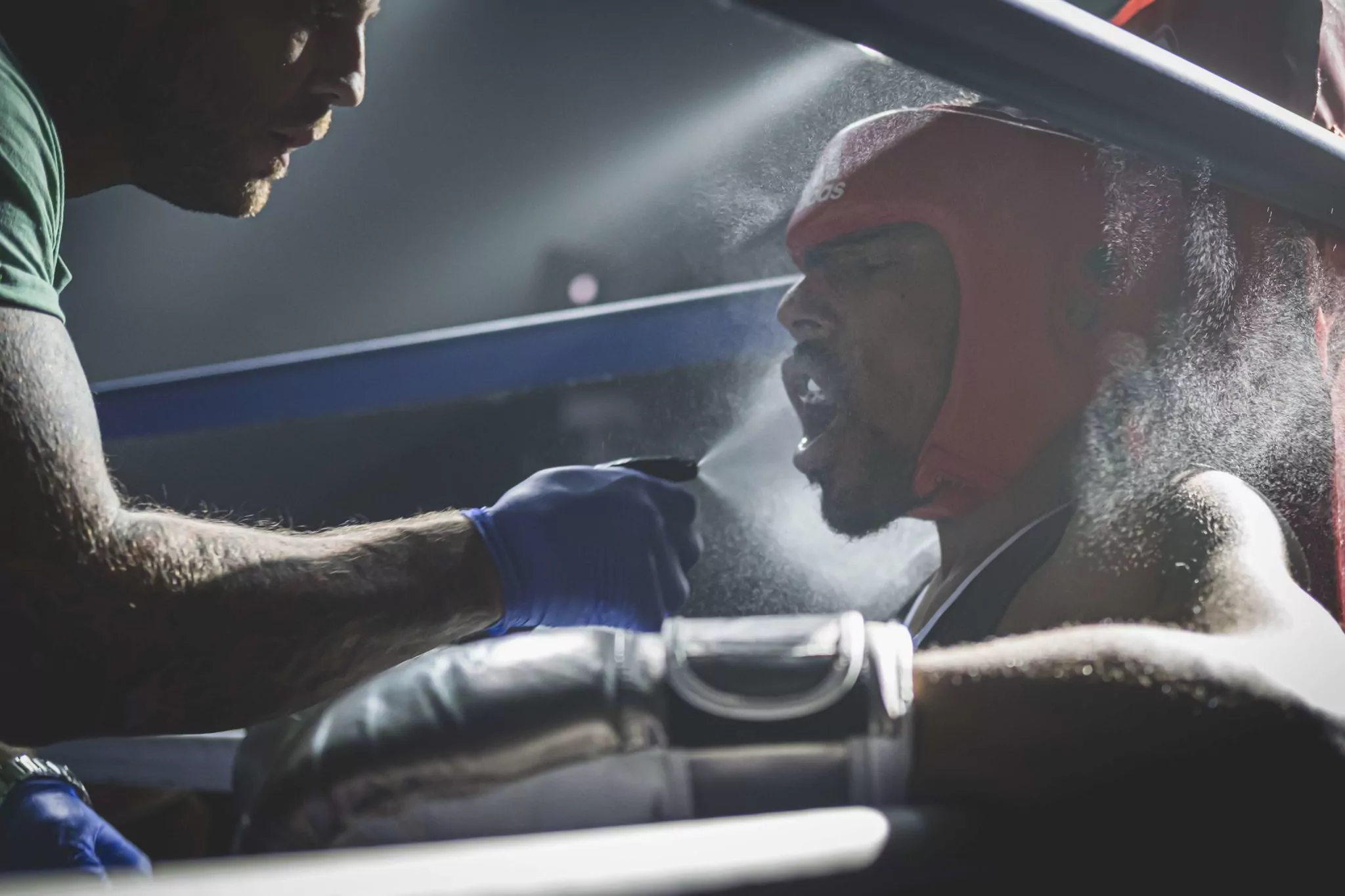 Hombre arrojando agua sobre la cara de un boxeador Escuela Quiros